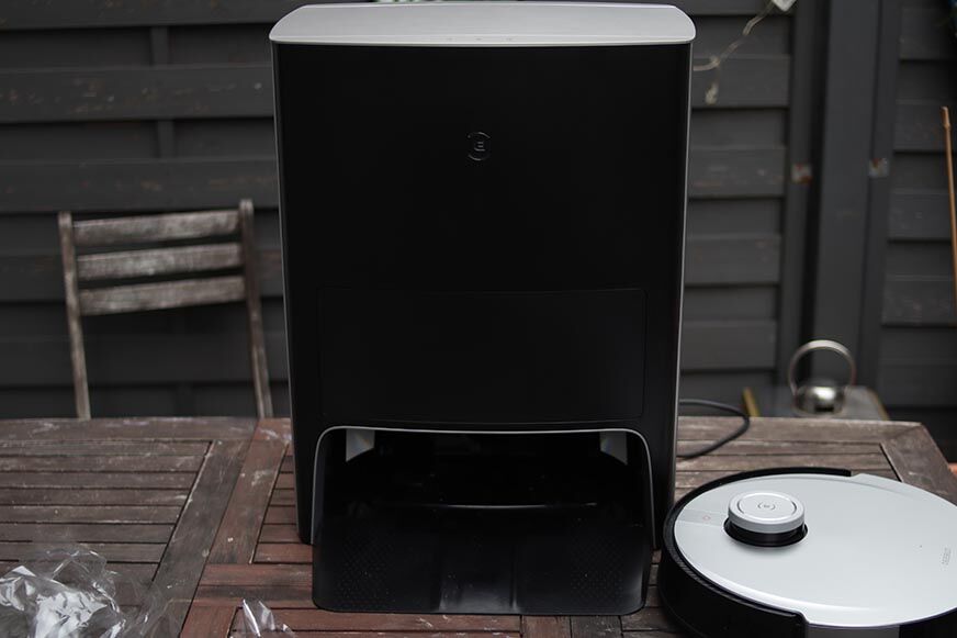 Станция Deebot X1 OMNI с футуристическим дизайном показана крупным планом